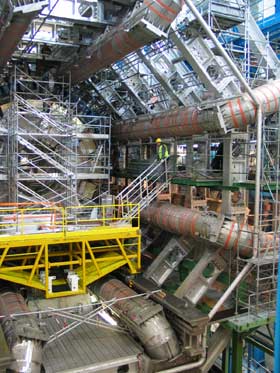 Interior del acelerador de partículas de Ginebra
